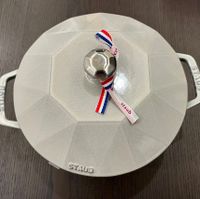 可能是顯示的文字是「 STAUB STAUB staub staub STAUD AUB 」的圖像