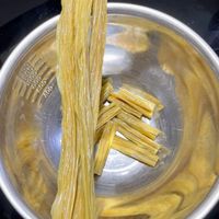 可能是義大利麵和麵包棒的圖像