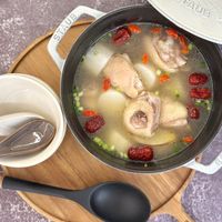 可能是粥、火鍋和顯示的文字是「 STAUB B STAUB R03 STAUD STAUB STAUB 」的圖像