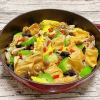 可能是義大利麵、炒麵、豆腐和香菇的圖像