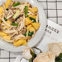 可能是‎香菇、豆腐、義大利麵和‎顯示的文字是「 ‎/ 少肉片 24cm 杏鮑菇鳳梨 24cm 和倉議 화 1份 1 4人份 8分鐘 分鐘 片 片 ب 鳳料 食用油 美國 秋收 準餐方 方 a 食議提你 200 20g 約4 14 S 誰、 300g 1000 300g 300g 大臨‎」‎‎ 的圖像