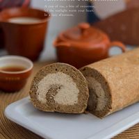 可能是戚風蛋糕和顯示的文字是「 AfternoonTeaMoments Afternoon Tea Moments A cupof.cea,abireofswcenes a bite of sweetness, cup of rca, lerthesunlighewarmyourheart. let the sunlight warm your heart. In Inalazyafternoon, a lazy afternoon, 」的圖像
