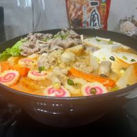 可能是豆腐、火鍋、拉麵和顯示的文字是「有 ማ 2 開 မဝ 」的圖像