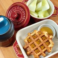 可能是‎鬆餅機和‎顯示的文字是「‎蜂蜜 張 蜂 に STAUS UE S LA יה COCON COCOTTE Ly STAUS STAUE STAUB STAUB 蜜國際 图源麗‎」‎‎ 的圖像