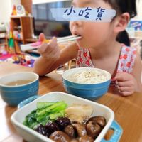 可能是豆腐和顯示的文字是「小吃貨 TE 小〇 貨 ST STA 」的圖像