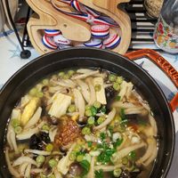 可能是‎火鍋、拉麵和‎顯示的文字是「 ‎ยุกทาร staub staub ه ab mEab Olive. Olive.CF CF‎ 」‎‎ 的圖像