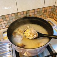 可能是火鍋、豆腐、粥和顯示的文字是「 Hsuan SMUS 福」的圖像