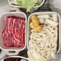 可能是火鍋和顯示的文字是「 STAUB STAUBI SUVUS 」的圖像
