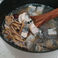 可能是粥、香菇和木湯匙的圖像