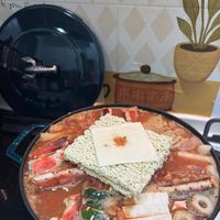 可能是火鍋、豆腐、拉麵、麵和顯示的文字是「 E n you,? you,] 」的圖像