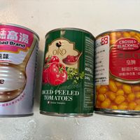 可能是焗豆和顯示的文字是「原味高湯 Head Brand wullHeadBrand Bull 骨風味 風味 時 PROO BENINGAEA E3 ORO bore CROSSE& BLACKWELL BLAC 1819年 国CB 皇牌 鮮茄汁焗豆 净重/净含量：420克 420克 NET 400g DRANOE 240g 量214公克 适适博説利， すい創手 送小心直手・ INRRUD DICED PEELED ΤΟΜΑT TOMATOES Halian HalianTematoes Tomatees CARB FAT 」的圖像