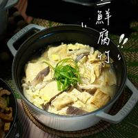 可能是火鍋、拉麵、豆腐和顯示的文字是「 STAUB = 心無年 魚羊 腐！！ !! 腐 幻， 」的圖像