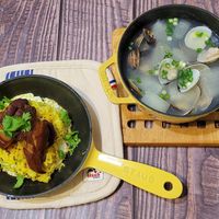 可能是麵、粥、西班牙大鍋飯、豆腐、燉小牛膝和顯示的文字是「 staub STAUB S 」的圖像