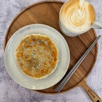 可能是咖啡杯、甜點、咖啡、粥、木湯匙和文字的圖像