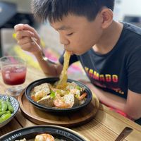 可能是拉麵、義大利麵和顯示的文字是「 CAADO A0O ን 」的圖像