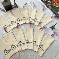可能是餐巾環、聖誕襪和文字的圖像