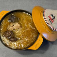 可能是炒麵、麵和文字的圖像