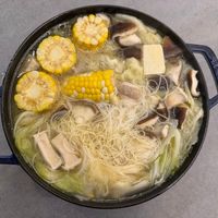 可能是火鍋、豆腐、麵、香菇和拉麵的圖像