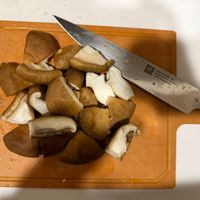 可能是香菇、刀、馬勃菇和蘑菇的圖像