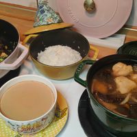 可能是豆腐、拉麵和顯示的文字是「 STAUB STAUB HELLO 」的圖像