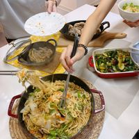 可能是炒麵、拉麵、火鍋、麵和義大利麵的圖像
