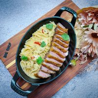 可能是肉排、義大利麵和文字的圖像