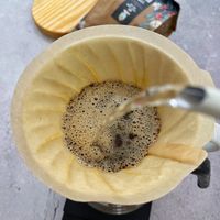 可能是咖啡機、咖啡杯和文字的圖像