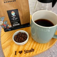 可能是咖啡杯、咖啡、研磨機、咖啡機、矢車菊和文字的圖像