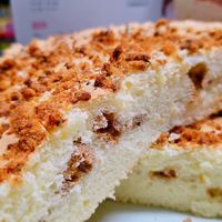 可能是戚風蛋糕、脆皮奶酥蛋糕和巴布卡麵包的圖像