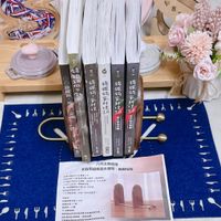 可能是毛巾、餐巾環、書籍和文字的圖像