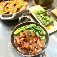 可能是火鍋、香菇和燉小牛膝的圖像