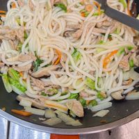 可能是炒麵、義大利麵、拉麵和麵的圖像
