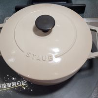 可能是顯示的文字是「 STAUB STAUBE 料理學習白起」的圖像