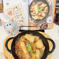可能是燉小牛膝、豆腐、火鍋和文字的圖像