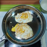 可能是水波蛋和蛋黃的圖像