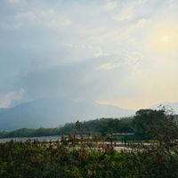 可能是湖泊和雲的圖像