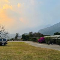 可能是吉普車、雲、道路和山的圖像