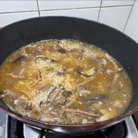 可能是鯷魚和燉小牛膝的圖像