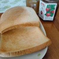 可能是草莓和黑麥麵包的圖像