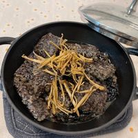 可能是燉小牛膝、麵、鯷魚、香菇和豆腐的圖像