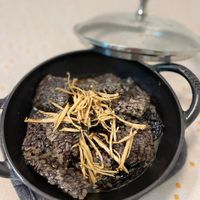 可能是麵、香菇、鯷魚、義大利麵和羊肚蕈菇的圖像