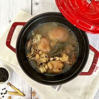 可能是粥、燉小牛膝和顯示的文字是「 staub 」的圖像