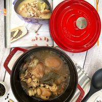 可能是燉小牛膝、火鍋和文字的圖像