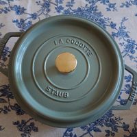 可能是顯示的文字是「國 ۱٨ COCOTTE STAUB 」的圖像