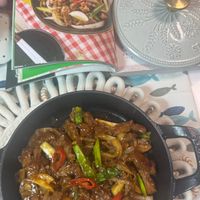可能是快炒、肉排和文字的圖像