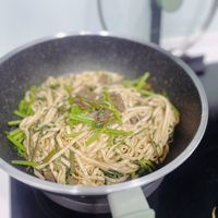 可能是拉麵、義大利麵、炒麵和麵的圖像