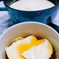 可能是豆腐、甜點、粥和顯示的文字是「 J. 」的圖像