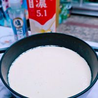 可能是粥、豆腐和顯示的文字是「特 特 B 目濃 i ! 5.1 」的圖像
