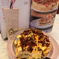 可能是甜點和顯示的文字是「肉鬆鹹蛋 [荒調] [荒調]22cm前網 22cm 咖網 [撮盤】 22cm新 机编 ［時間]50分鐘 [時間] 50分鐘 [份量]8人份 ] 【份 〕8人份 RAMK Jessica 弹强 牛號 沙拉 低金」的圖像