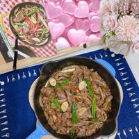 可能是快炒、肉排和文字的圖像